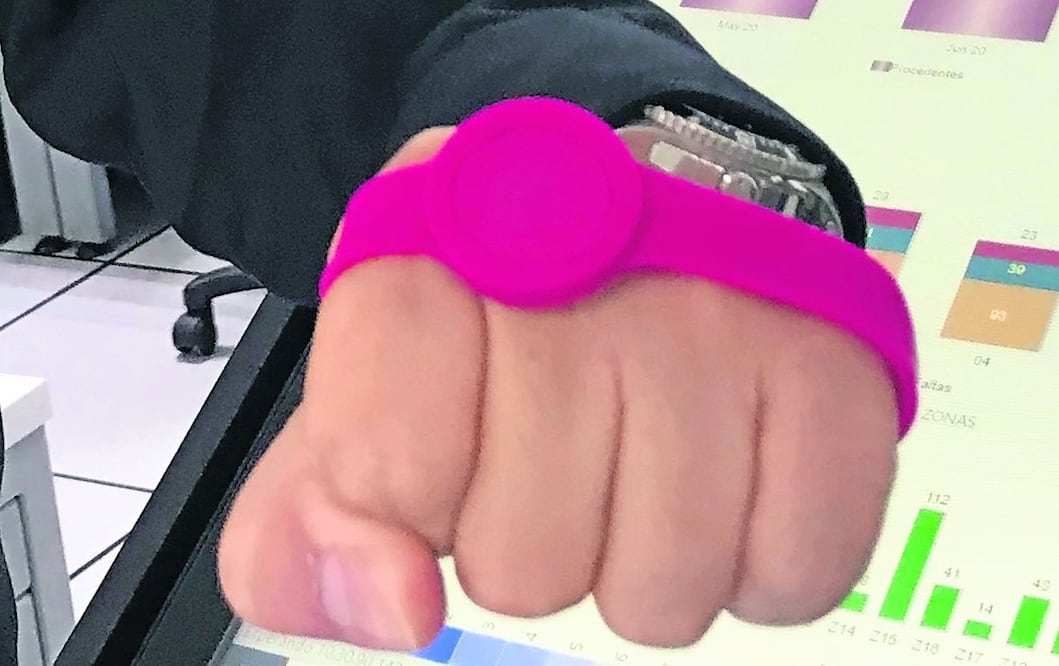 El excomisario Lázaro Gaytán presentó las pulseras electrónicas de emergencia. El programa tuvo una inversión de 3 millones de pesos, Foto: Archivo / EL UNIVERSAL