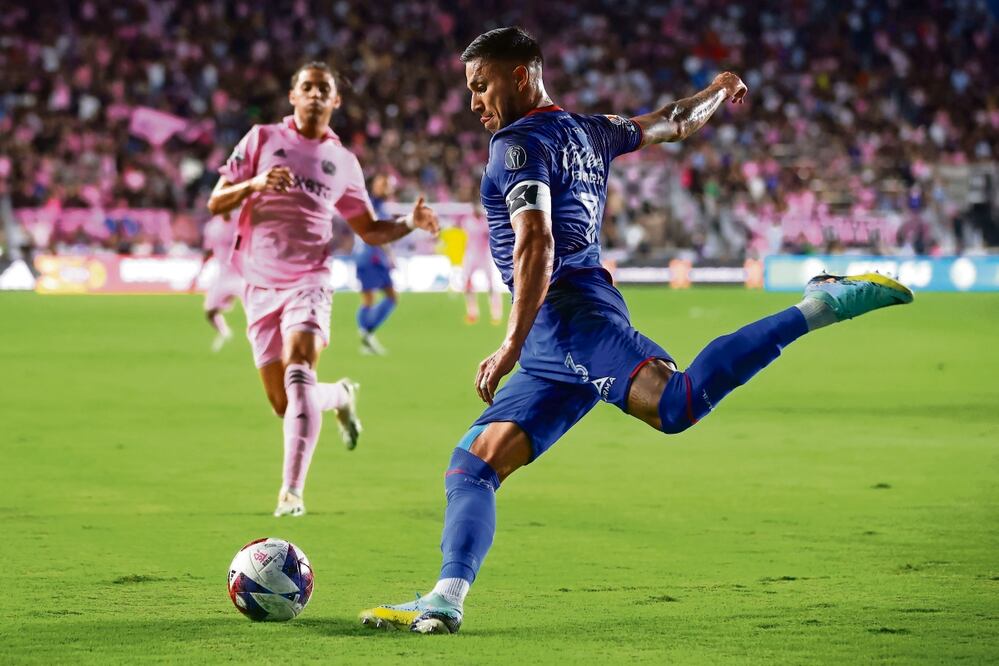 La Máquina abrió el torneo y cayó ante el equipo de Lionel Messi. Foto: Getty Images / AFP