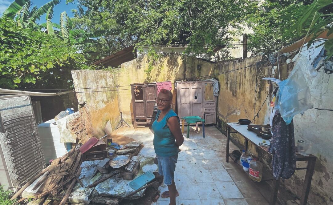 La señora Martha Nova vive entre las tres paredes que le dejó el huracán Otis, no sabe cuándo terminará de reconstruir su casa, pero tiene confianza en Dios en que lo hará. FOTOS: EMILIANO TIZAPA