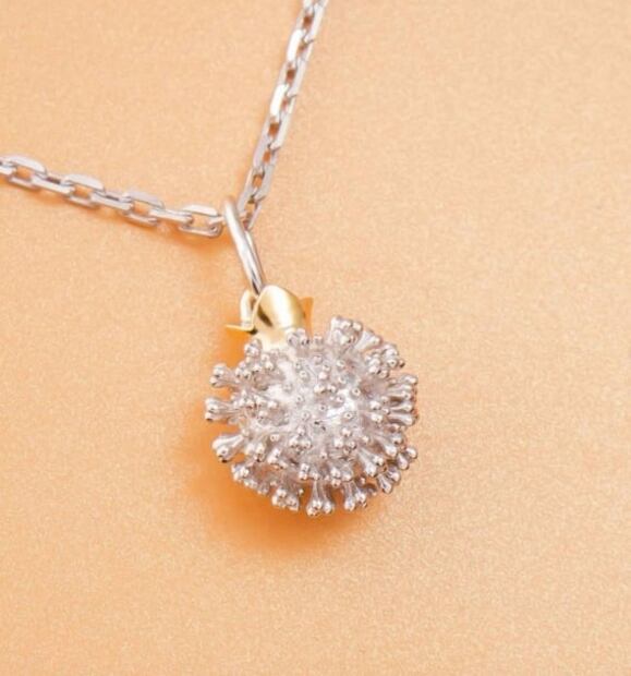 Crean joya inspirada en el coronavirus en Rusia