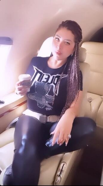 La mamá de Nodal enciende Instagram con pantalón de piel 