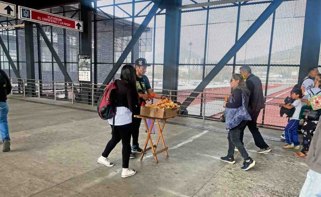 En la zona de la pasarela, que tiene casi un año de operación, se observan ambulantes que torean para vender alimentos. Foto: Laura Arana / EL UNIVERSAL