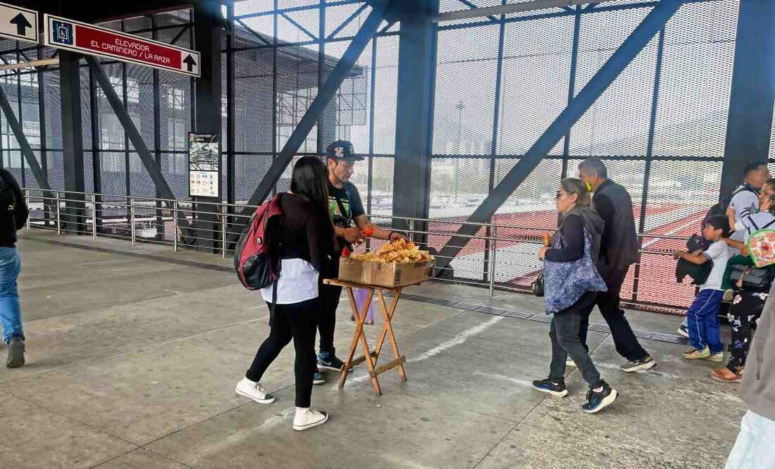 En la zona de la pasarela, que tiene casi un año de operación, se observan ambulantes que torean para vender alimentos. Foto: Laura Arana / EL UNIVERSAL