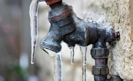 Frío extremo al norte del país congela tuberías; alertan riesgo de cortes de agua y daños en infraestructura hidráulica