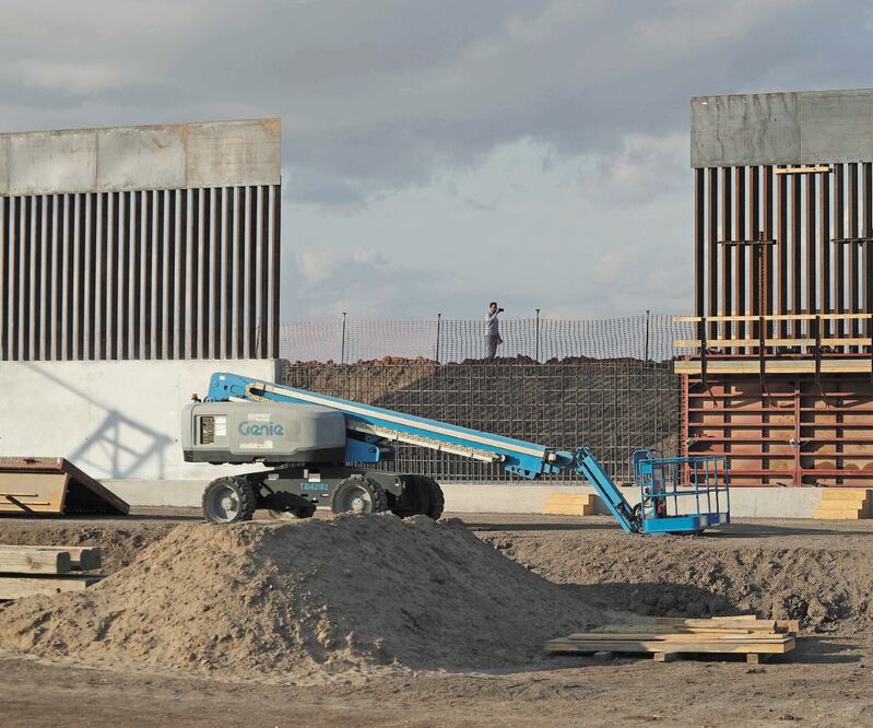 Obra.Construcción del muro en la frontera entre México y Estados Unidos, en Donna, Texas. Eric Gay. AP