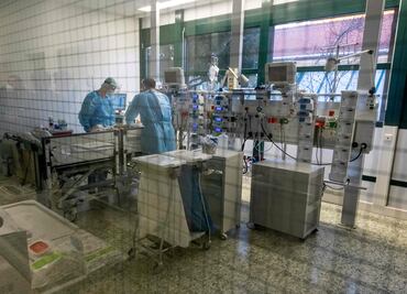 Hospitalización es menos probable con ómicron, dice Agencia de Salud de Reino Unido