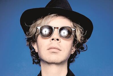 Kevin Bacon y Beck, en un día como hoy