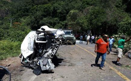 Dos muertos y 11 heridos tras caer roca sobre camioneta de pasajeros en Guerrero