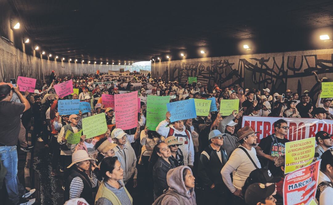 Este martes, locatarios marcharon en diversos contingentes desde el Hemiciclo a Juárez, el Parque de los Periodistas Ilustres y la calzada de Tlalpan, a la altura del Metro Viaducto, con dirección al Zócalo. Foto: de Gabriel Pano. El Universal