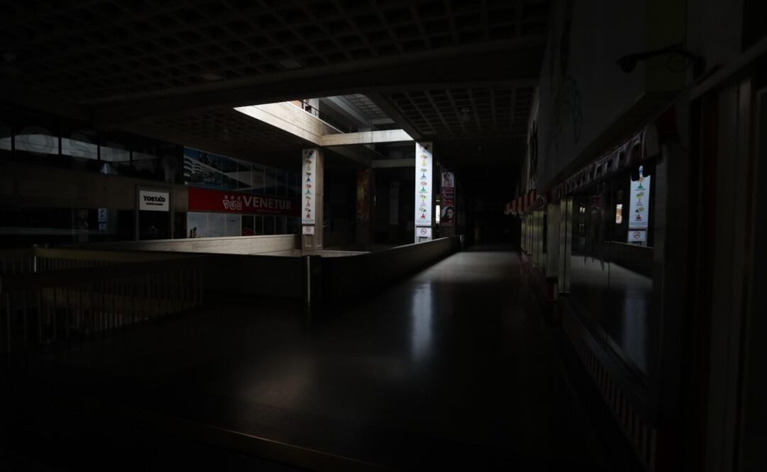 Vista del interior de un edificio empresarial durante un apagón este lunes en Caracas (Venezuela). (Foto: EFE)