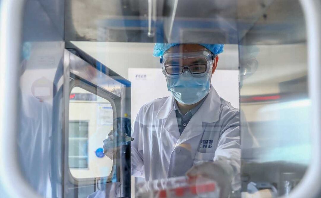 Trabajadora de salud exhibe una muestra de la vacuna inactivada para Covid-19. Foto: Xinhua/Zhang