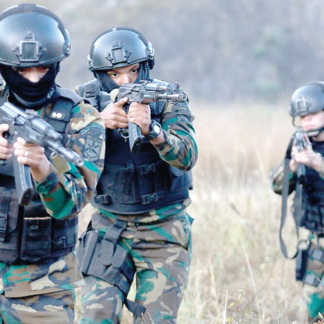Agentes de las fuerzas venezolanas, durante ejercicios militares realizados ayer en Caracas y encabezados por el presidente Nicolás Maduro. EFE
