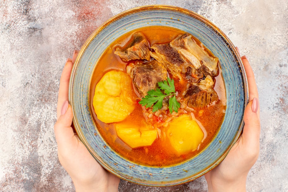 El caldo de res puede prepararse con un toque picante al incorporar chiles secos. Foto: Freepik