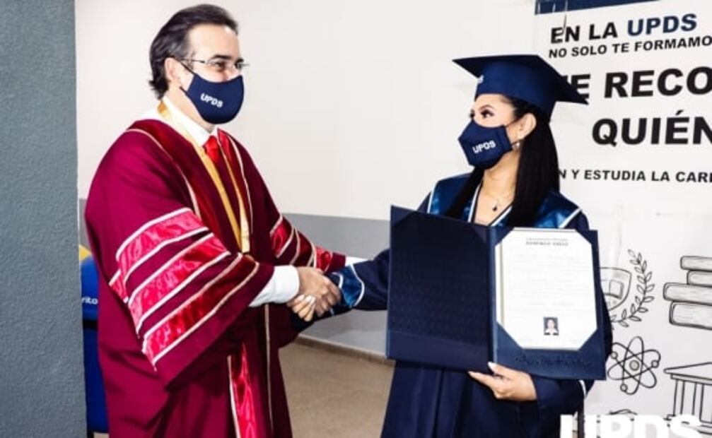 ¡Con torta bajo el brazo! Entra en labor de parto al recibir su título como ingeniera