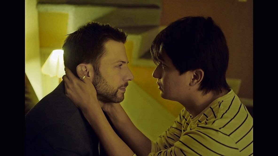 La película aborda una relación gay, en la que uno de ellos debe permanecer encerrado para evitar que se descubra el romance. Foto: Benuca Films