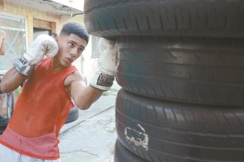 Con materiales reciclados forja a boxeadores