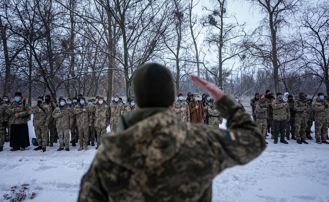Ucrania, que se opuso durante un largo tiempo a esta medida y criticó la movilización de prisioneros por parte de Rusia para remplazar las bajas, dio un reciente giro de 180 grados ante los nuevos avances rusos en el frente. Foto: AP