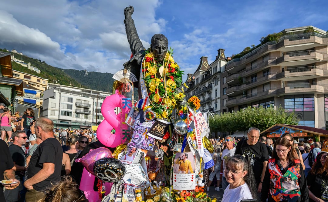Un grupo de seguidores se reúne en torno a la icónica estatua de Freddie Mercury, que domina el lago Lemán, durante el "Montreux Freddie Day", evento que conmemora el 80.º aniversario del nacimiento del líder de Queen en Montreux, Suiza.
Foto de Fabrice COFFRINI / AFP.
