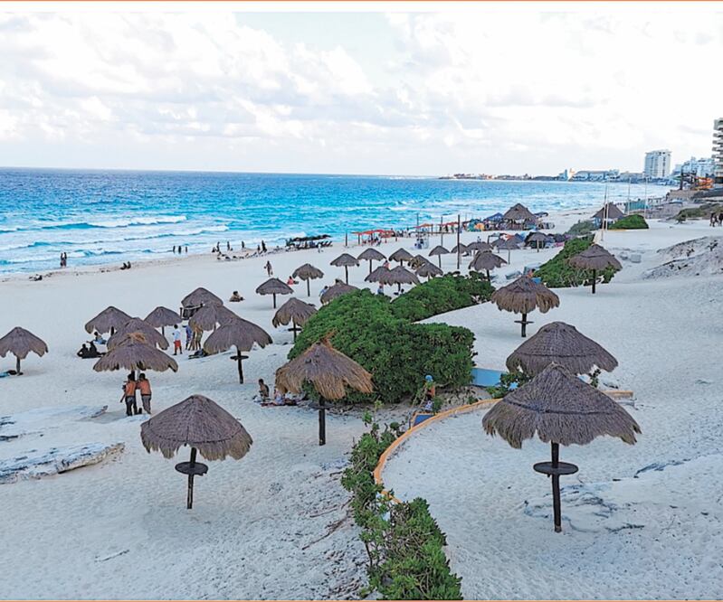 En las playas de Quintana Roo se observa a un puñado de turistas nacionales y extranjeros, cuando en esta fecha, en otros años, el lugar estaba a reventar. Foto: ADRIANA VARILLAS. EL UNIVERSAL