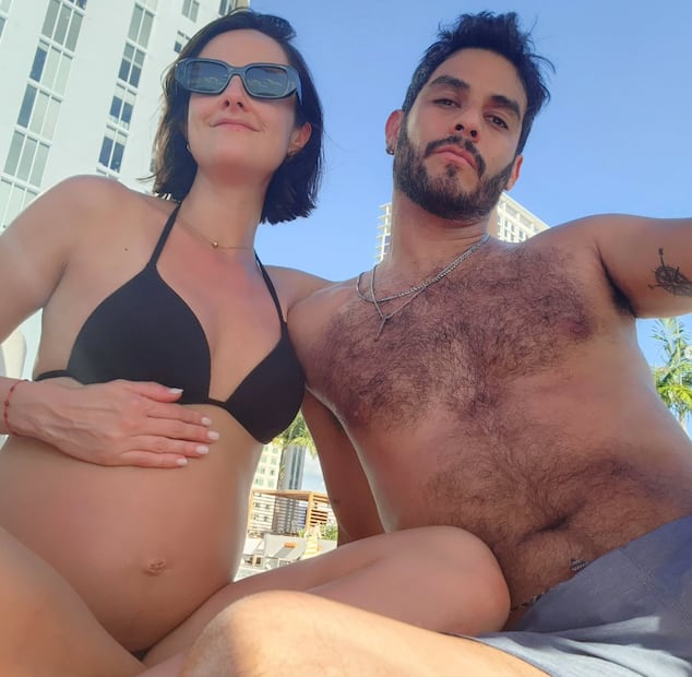 El actor Hugo Catalán está comprometido con la actriz y conductora argentina Karenina Ivankovic; la pareja ya le dio la bienvenida a su hija.