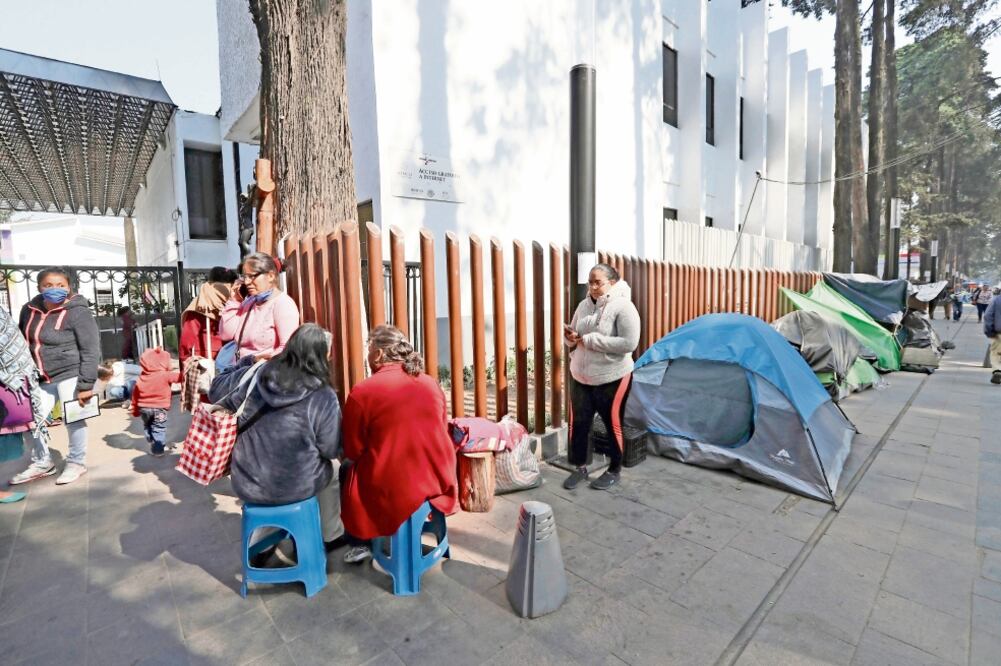 Familiares de pacientes del Hospital del Niño instalan casas de campaña en las jardineras, frente a la entrada principal. Foto/JORGE ALVARADO. EL UNIVERSAL