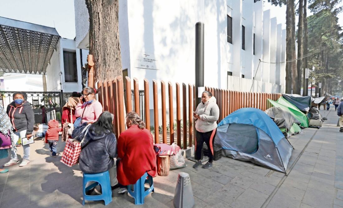 Familiares de pacientes del Hospital del Niño instalan casas de campaña en las jardineras, frente a la entrada principal. Foto/JORGE ALVARADO. EL UNIVERSAL