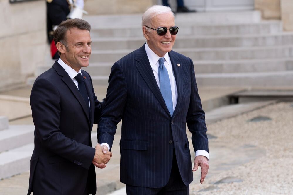 El presidente de Francia, Emmanuel Macron, y el mandatario de Estados Unidos, Joe Biden, después de una declaración conjunta en el Palacio del Elíseo en París. Foto: EFE