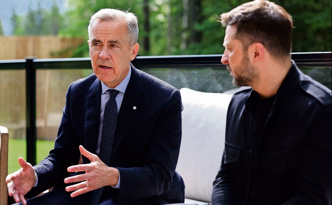 El primer ministro canadiense, Mark Carney, y el mandatario ucraniano, Volodimir Zelensky, ayer en la cumbre del G7 en Kananaskis. Foto: Suzanne Plunkett / AFP