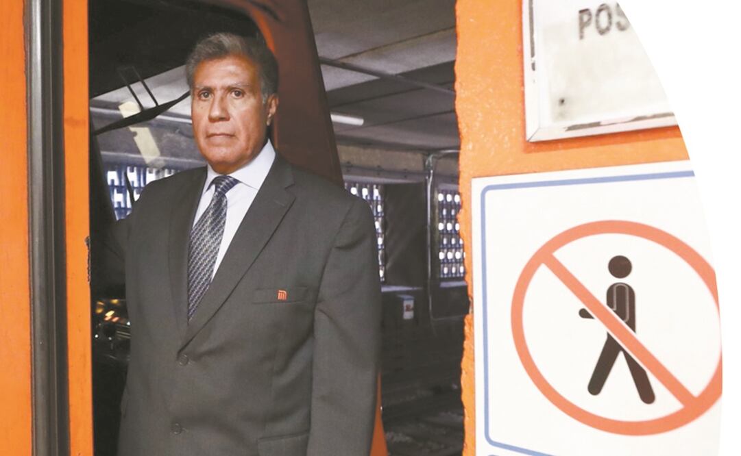 Jorge Camacho lleva casi 50 años laborando en el STC, desde que era supervisor de obras de la Línea 1. Fotos: DIEGO SIMÓN. EL UNIVERSAL