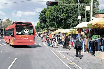 Marchas y ambulantes frenan paso del Metrobús