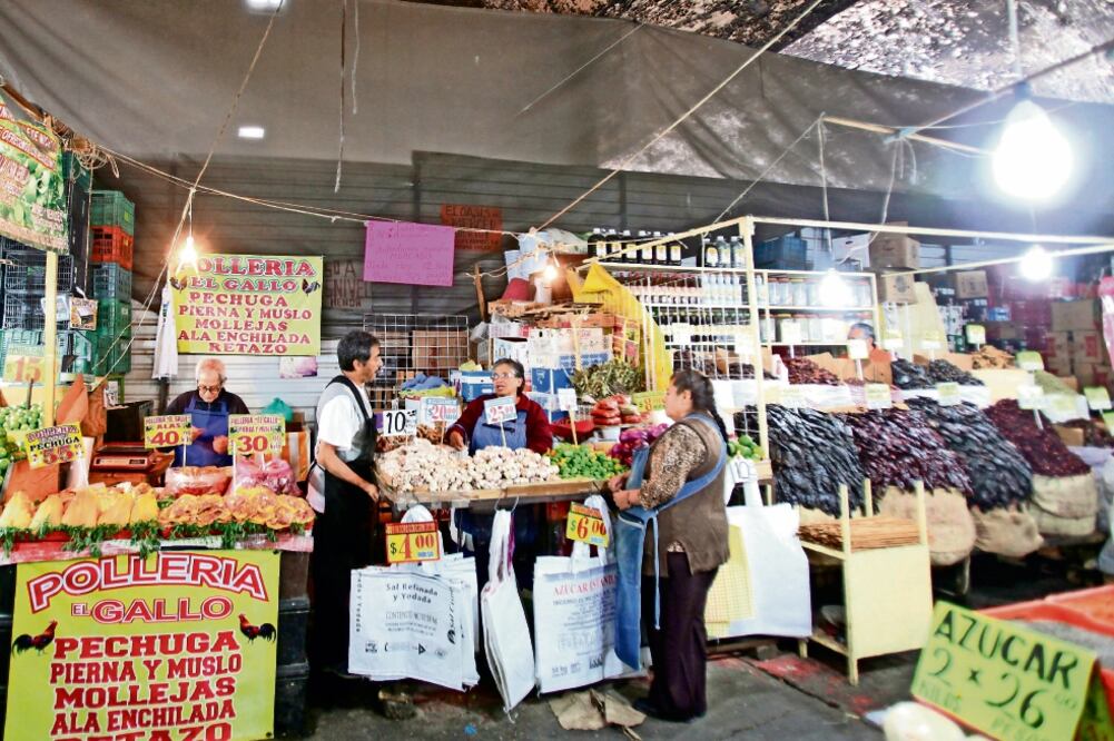 El número más alto de mujeres ocupadas en el país se ubica en el sector comercio: 25%, contra 13.1% de los hombres, indica estudio (ARCHIVO EL UNIVERSAL)