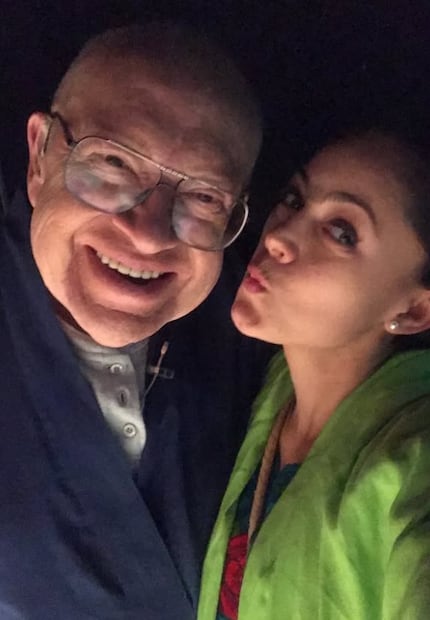 Jessica Segura se despide de Eduardo Manzano, con quien trabajó en "Una familia de diez".