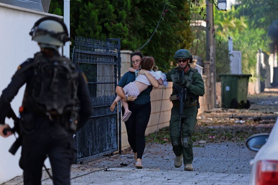 Miembros de la policía israelí ayudan a las personas a evacuar en Ashkelon, en el sur de Israel. Foto: Ilan Assayac