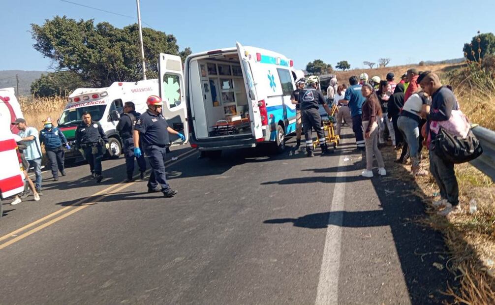 Suman 11 muertos en dos volcaduras de vehículos en carreteras de Morelos; 8 de las víctimas iban de excursión.
Foto: Especial.