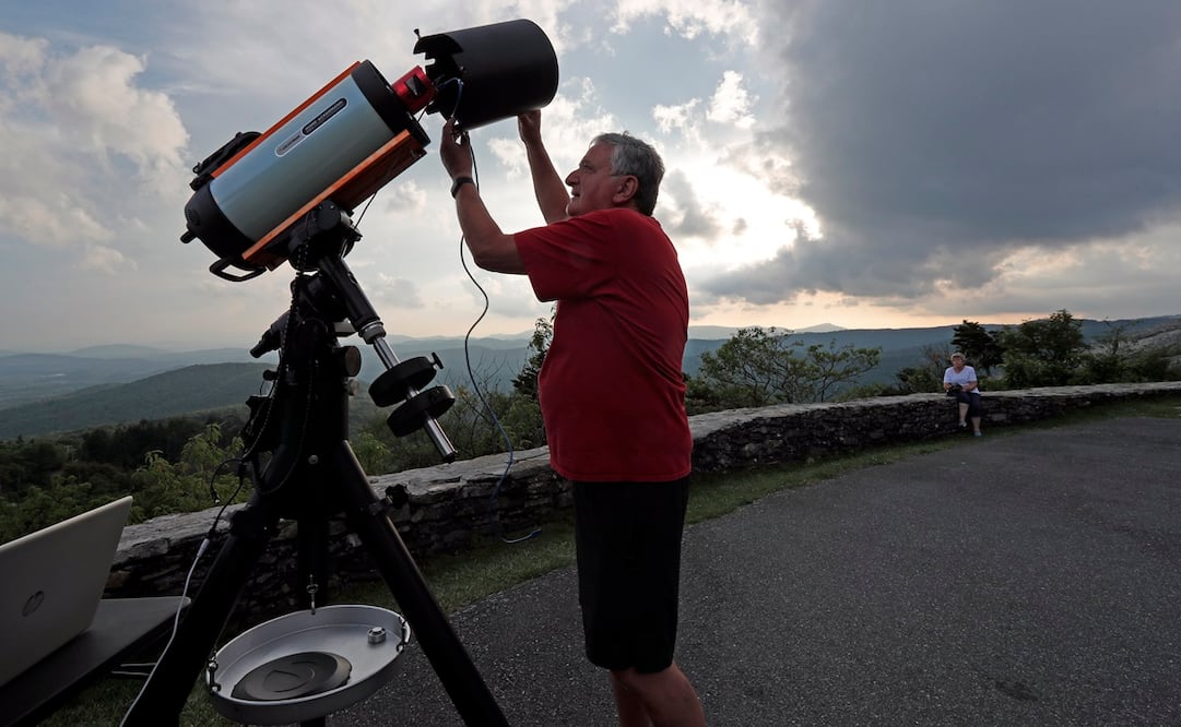 El astrofotógrafo Johnny Horne instala su telescopio para fotografiar el planeta NEOWISE en el monte Grandfather en Linville, Carolina del Norte, 17 de julio de 2020. Foto: AP Foto/Gerry Broome