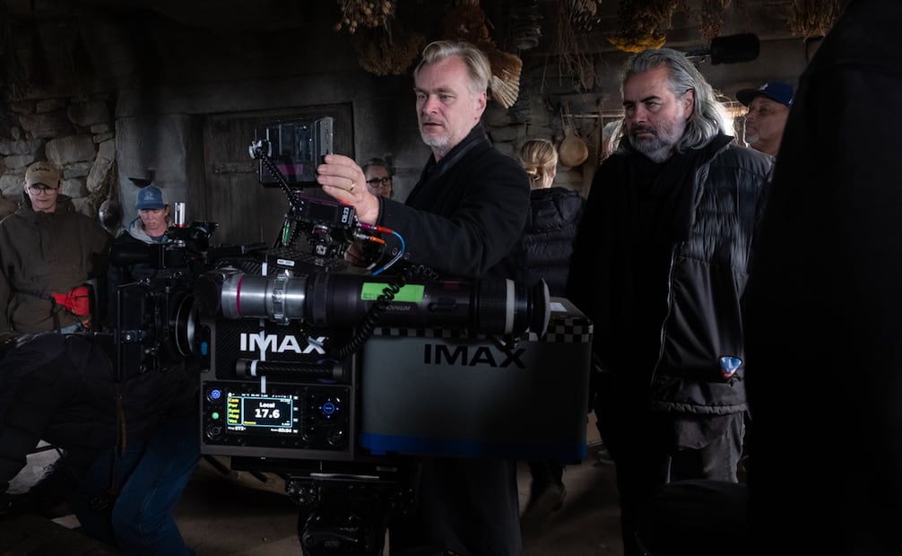 El director de cine Christopher Nolan (i) junto al director de fotografía Hoyte van Hoytema (d) durante el rodaje de la película "La Odisea", una película "de lo más aventurera" que narra el peligroso viaje de Odiseo de regreso a su reino tras la guerra de Troya, busca reflexionar sobre las secuelas de un conflicto armado y el verdadero significado del hogar, según dijo su creador, Christopher Nolan, en una entrevista con EFE.
Foto: EFE/ Melinda Sue Gordon / Universal Pictures,