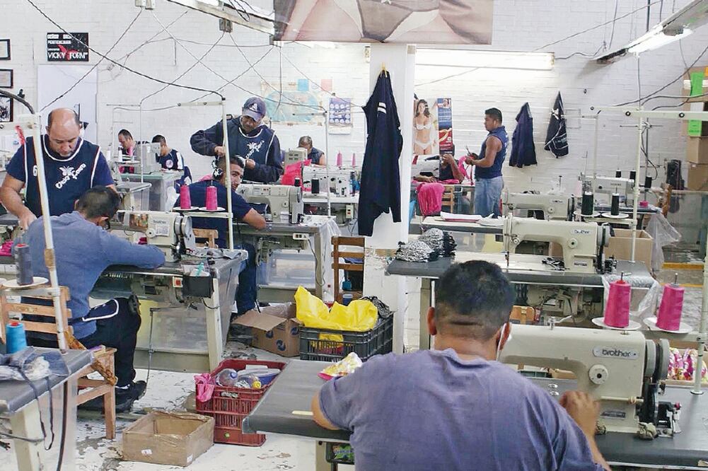 Alza a salarios. El salario mínimo general debe alinearse a la línea de bienestar, destaca la Coparmex. 