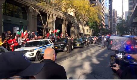 Se manifiestan a favor y en contra de AMLO, previo a participación en la ONU