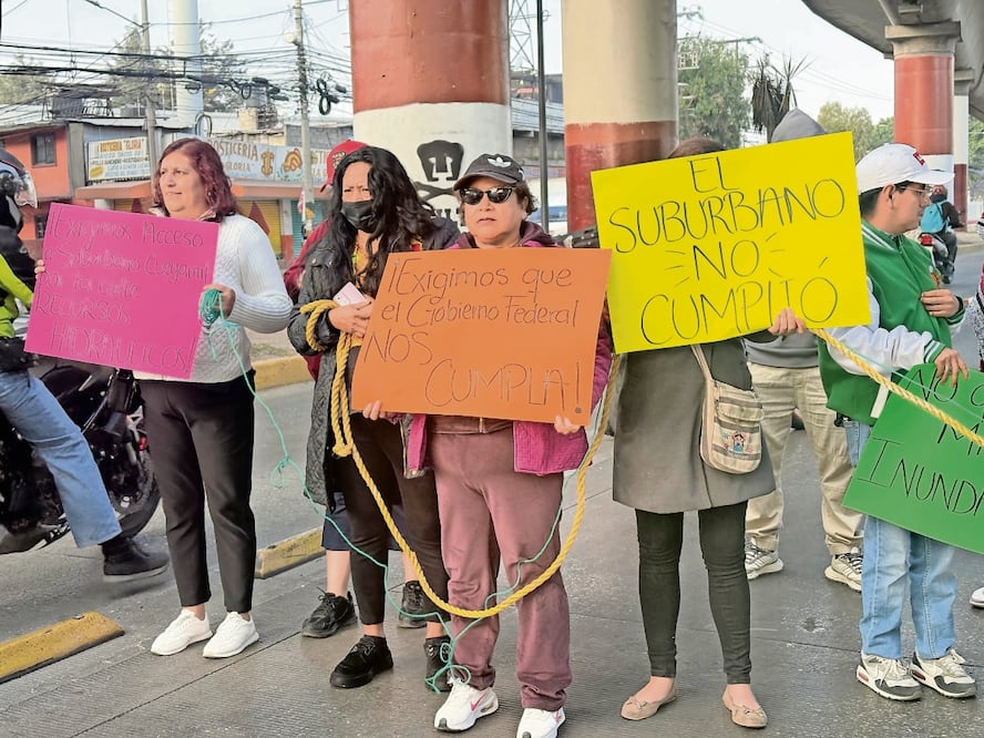 Un grupo de 50 personas realizó bloqueos intermitentes en la vía José López Portillo, a la altura de la estación La Bandera. Foto: Arturo Contreras/ EL UNIVERSAL