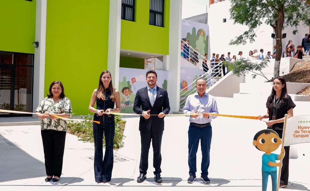 Samuel García, Mariana Rodríguez y Gloria Bazán durante el corte de listón del nuevo edificio de terapia en el DIF Capullos. Foto: Especial.
