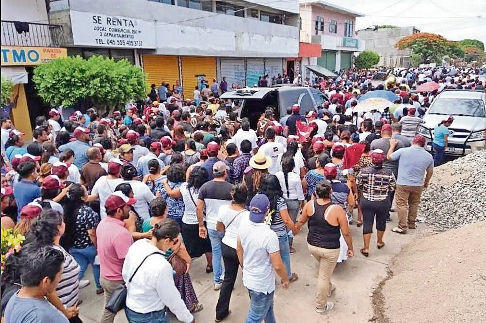Decenas de familiares y amigos acompañaron el cortejo fúnebre de Pamela Terán, quien fue sepultada en el panteón municipal Domingo de Ramos (ESPECIAL)