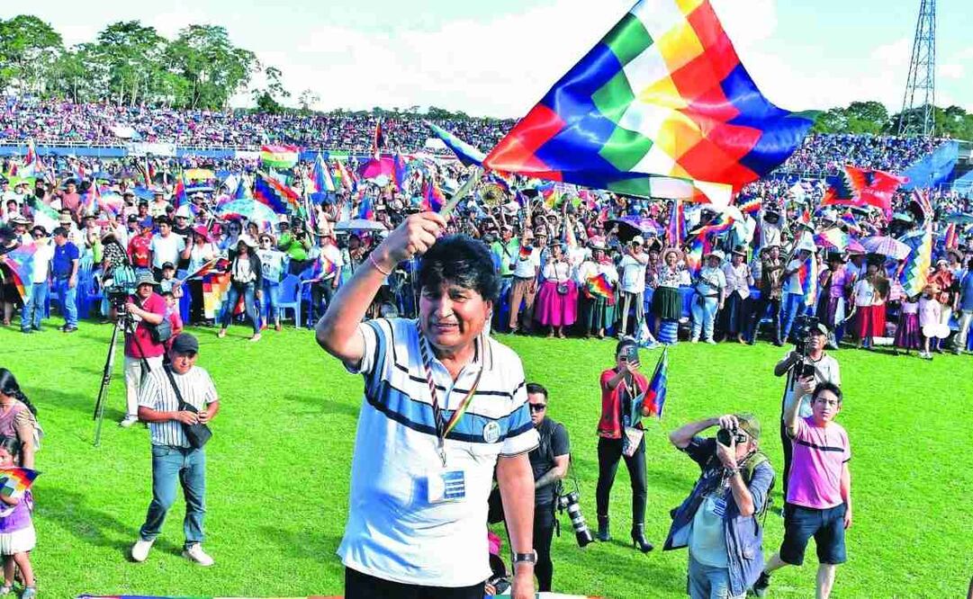 El expresidente de Bolivia, Evo Morales, con una bandera wiphala durante un evento con sus seguidores y delegaciones del Runasur, en Ivirgarzama. Foto: Jorge Abrego / EFE