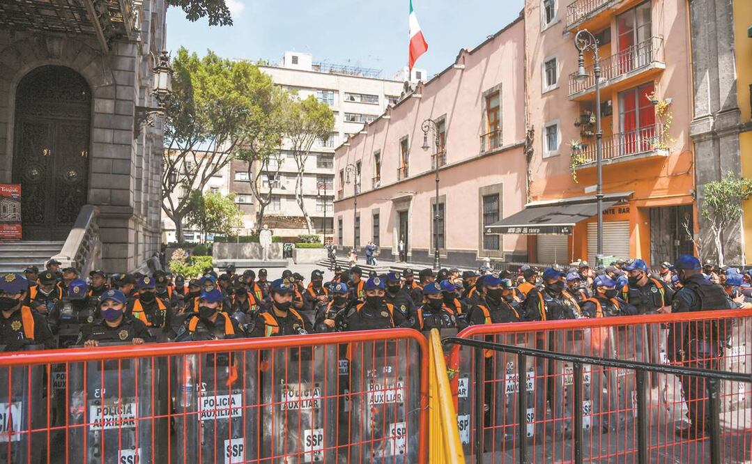 Policías resguardaron el recinto de Xicoténcatl, luego de que el Senado de la República fue cercado por manifestantes. Foto: ARMANDO MARTÍNEZ. EL UNIVERSAL