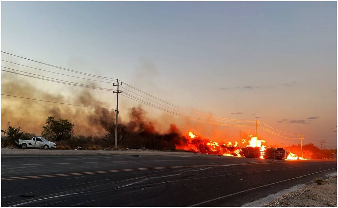 Se incendia tráiler en carretera. Foto: Especial