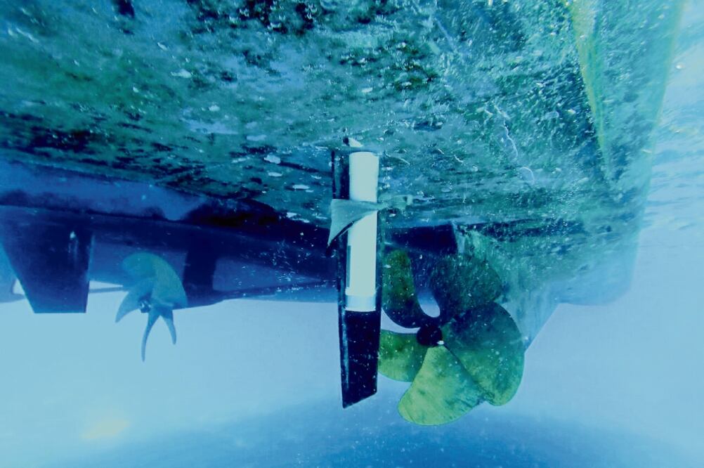 El artefacto, presumiblemente explosivo, fue encontrado en la parte inferior de la embarcación Caribe II. Fue descrito como un objeto largo, recubierto por un tubo de PVC y amarrado con una manguera a la nave (CORTESÍA BARCOS CARIBE)