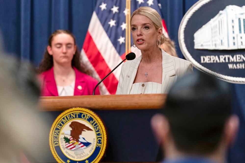 La fiscal general Pam Bondi durante una conferencia de prensa en las oficinas del Departamento de Justicia, el miércoles 16 de abril de 2025, en Washington. Foto: AP