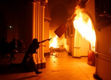 Manifestantes incendian iglesia de policía de Chile en primera protesta de 2020