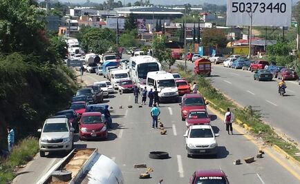 Maestros retienen vehículos de transnacionales en Oaxaca