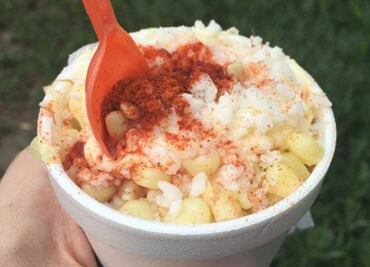 Chilangos crean pastel en forma de esquites con pata de pollo