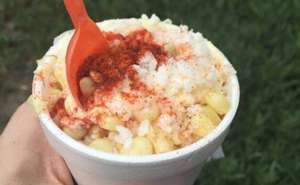 Chilangos crean pastel en forma de esquites con pata de pollo